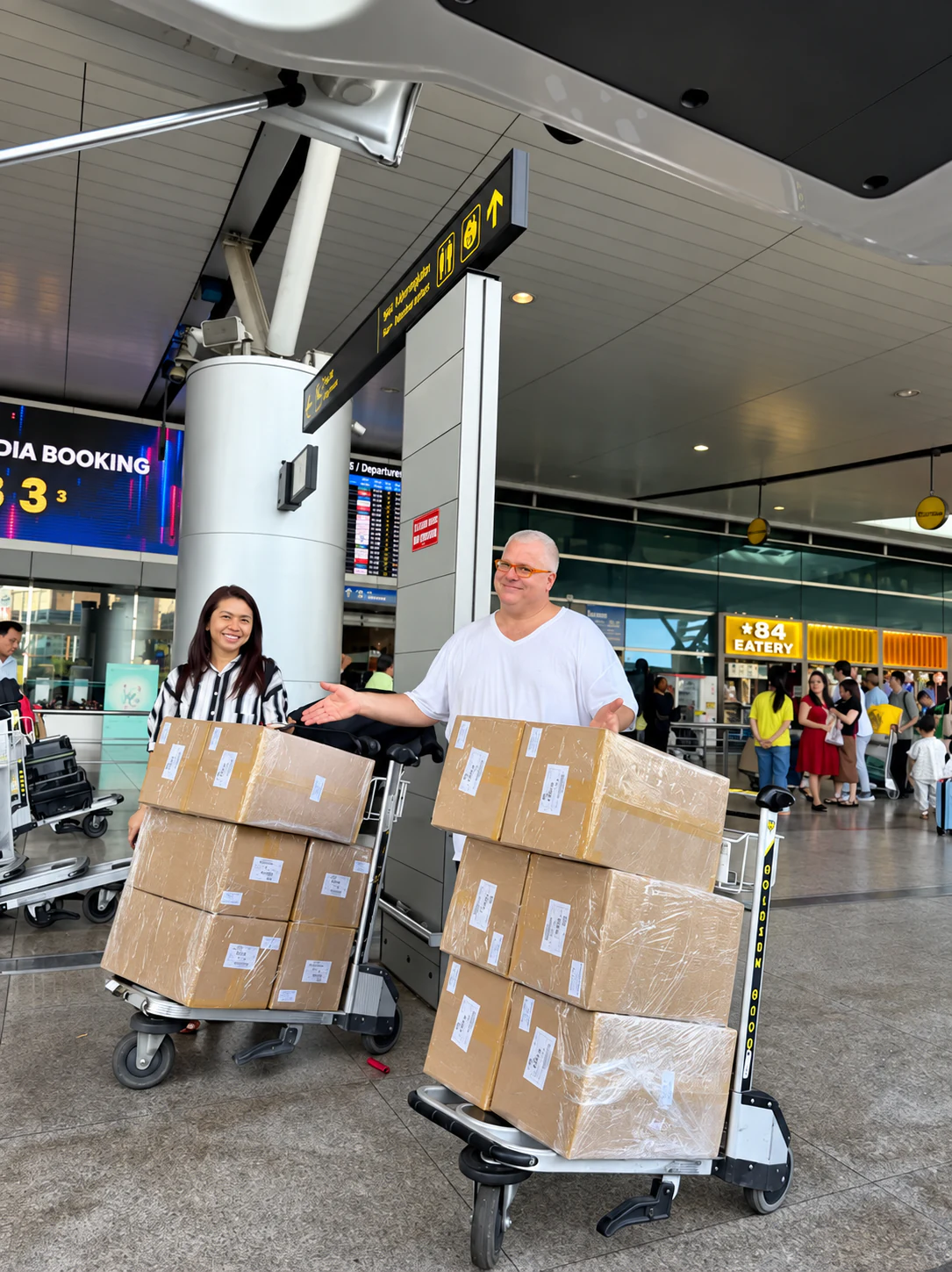 Courier đi cùng lô hàng tại sân bay
