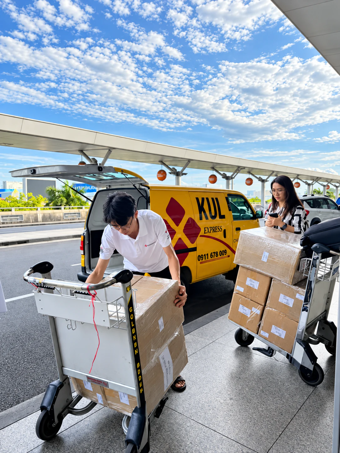 Courier nhận lô hàng tại sân bay