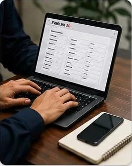 Nhân viên tiếp nhận thông tin lô hàng trên máy tính